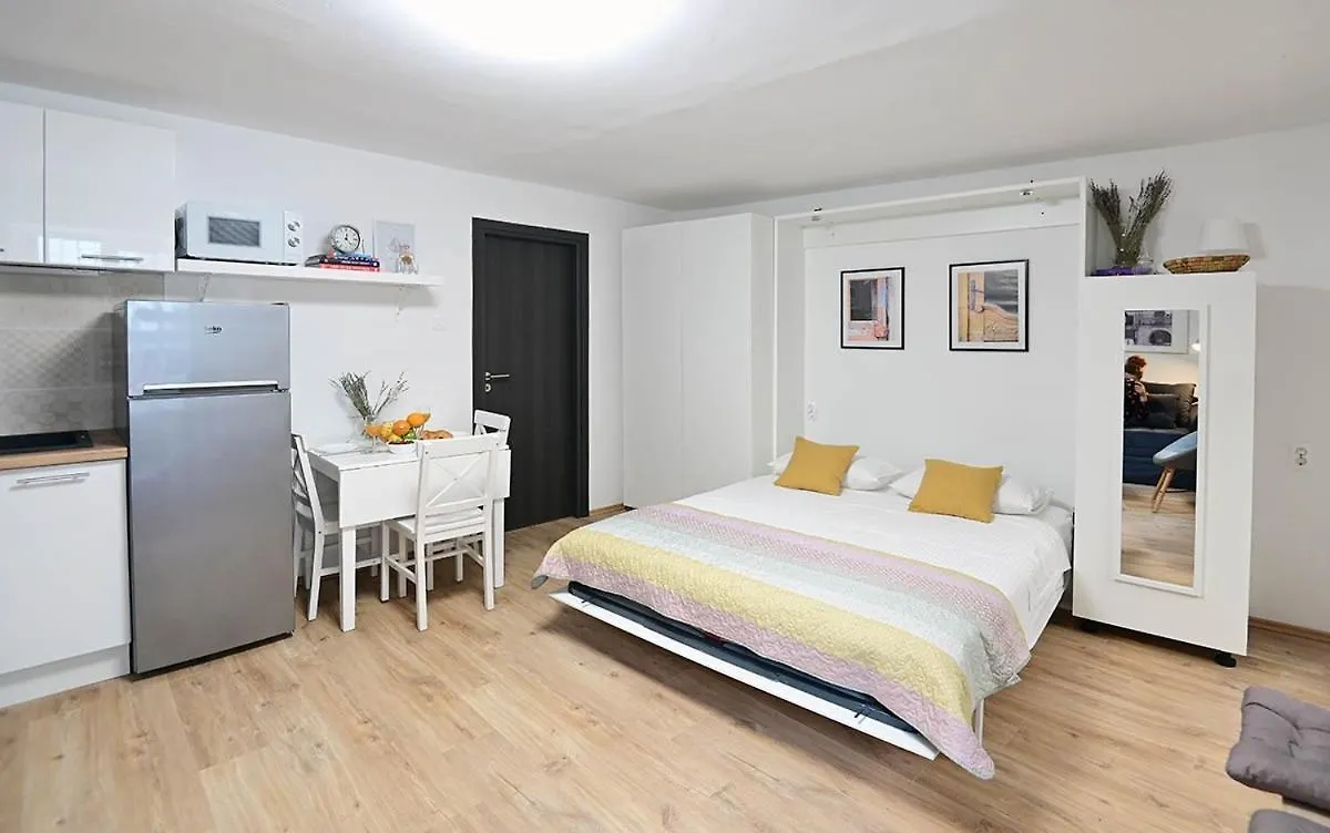 Apartment D & Studio L Dobrinj
