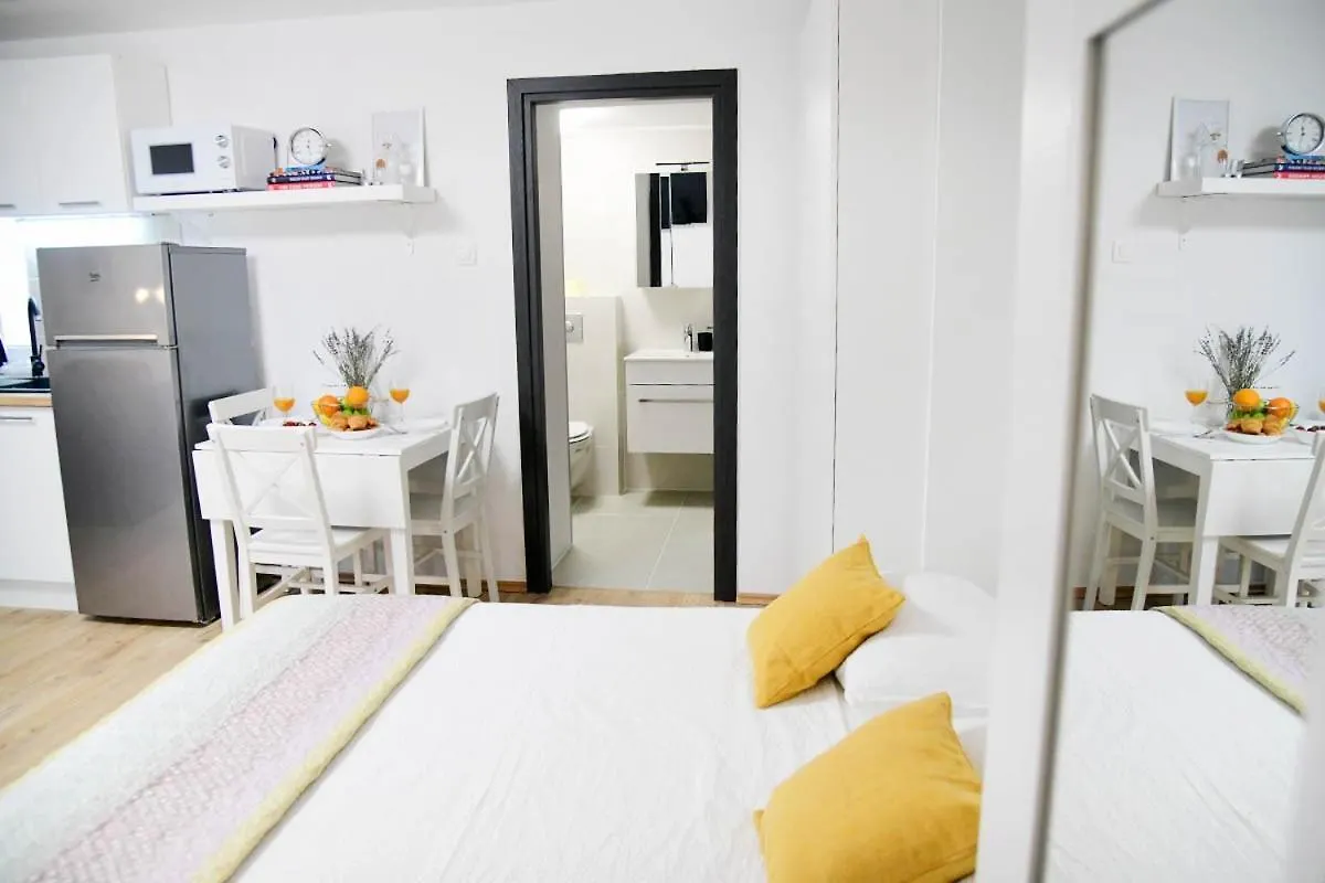 Apartment D & Studio L Dobrinj 0*,  Croazia